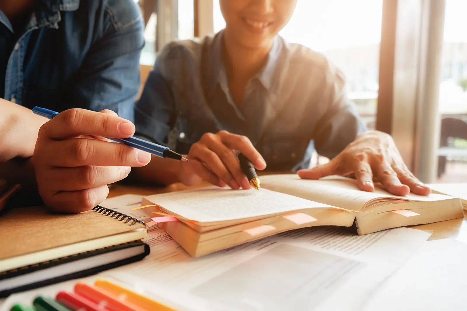 Personas trabajando con material educativo sobre una mesa