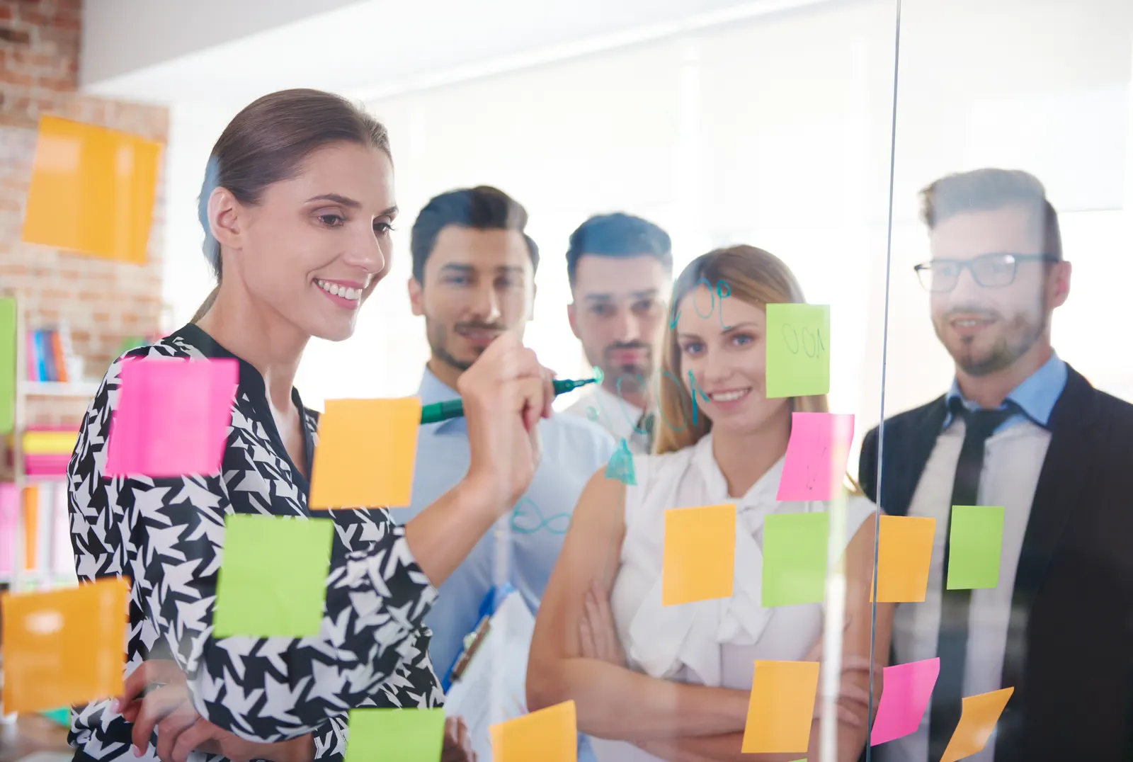 Equipo analizando ideas y resultados de manera colaborativa